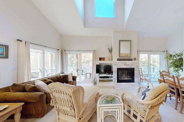 TV, fireplace, DVD player, offices - Sea Colony Tennis 2nd-floor condo pool & gym (Bethany Beach)
