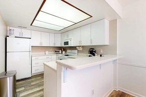 Fridge, microwave, oven, stovetop - Sea Colony Tennis 1st-floor condo with tennis court, sauna & pool (Bethany Beach)