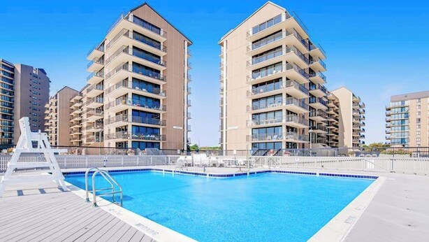 Una piscina circondata da moderni edifici residenziali.