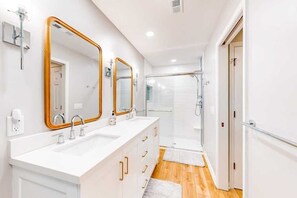 Shower, hair dryer, towels - Sea Colony Tennis condo with sauna, hot tub & pools - short drive to the beach (Bethany Beach)