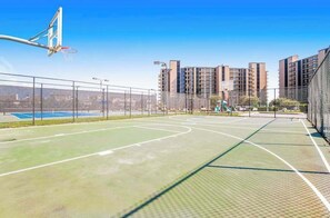 Sports court - Sea Colony Tennis condo with sauna, hot tub & pools - short drive to the beach (Bethany Beach)