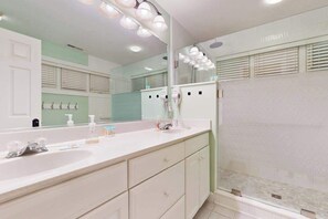 Shower, hair dryer, towels - Sea Colony townhome with tennis court, pool, gym, & basketball court (Bethany Beach)