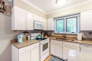 Fridge, microwave, oven, stovetop - Sea Colony Tennis 1st-floor condo sauna & tennis court (Bethany Beach)