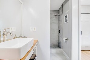 Shower, hair dryer, towels - Sea Colony Tennis 1st-floor condo w/ pool (Bethany Beach)