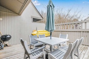 Outdoor dining - Sea Colony Tennis 1st-floor condo w/ pool (Bethany Beach)