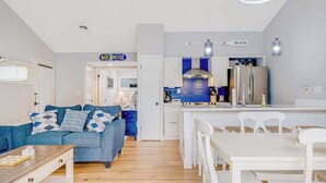 Eine moderne Wohnung mit Wohnzimmer, Küchenzeile und Essbereich.