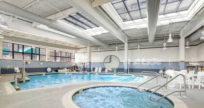 Sea Colony 1st-floor condo with sauna, basketball court, & tennis