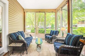 TV, offices - Sea Colony Tennis townhouse with screened porch basketball, pool, & gym (Bethany Beach)