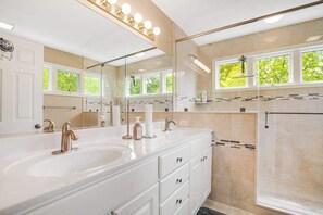 Shower, hair dryer, towels - Sea Colony Tennis townhouse with screened porch basketball, pool, & gym (Bethany Beach)