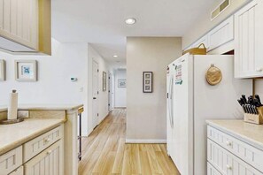 Interior - 2nd-floor Sea Colony Tennis condo with sauna, pool, & basketball court (Bethany Beach)
