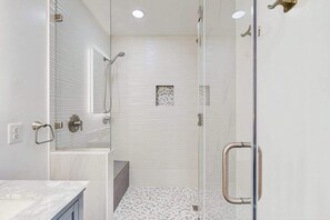 Shower, hair dryer, towels - 2nd-floor Sea Colony Tennis condo with sauna, pool, & basketball court (Bethany Beach)
