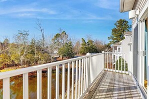 Property grounds - 2nd-floor Sea Colony Tennis condo with sauna, pool, & basketball court (Bethany Beach)