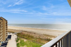 On the beach - Sea Colony Ocean 8th-floor condo with gym, tennis court, & elevator (Bethany Beach)