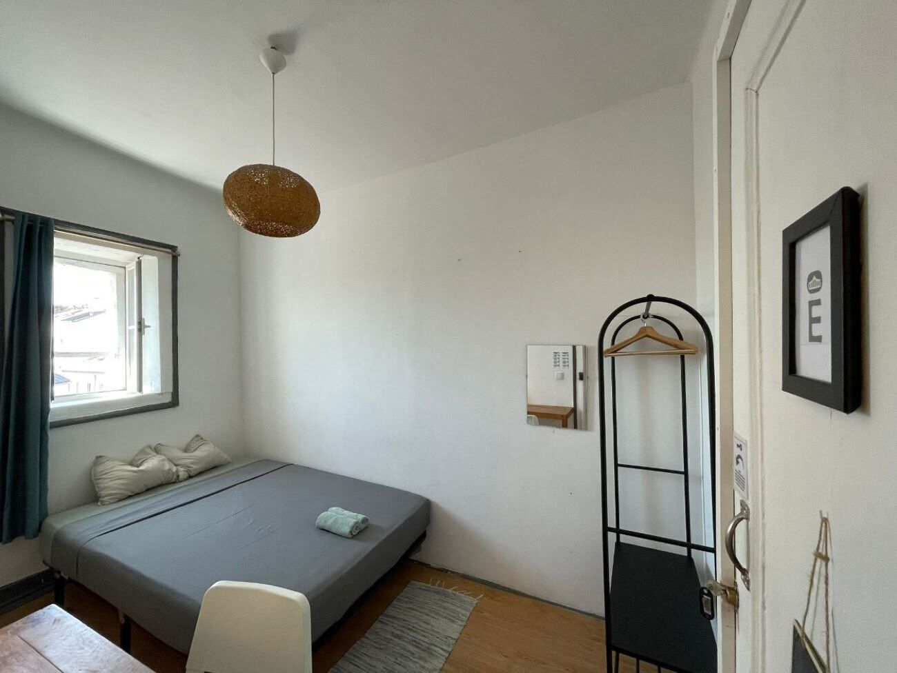 Basic Double Room | Desk