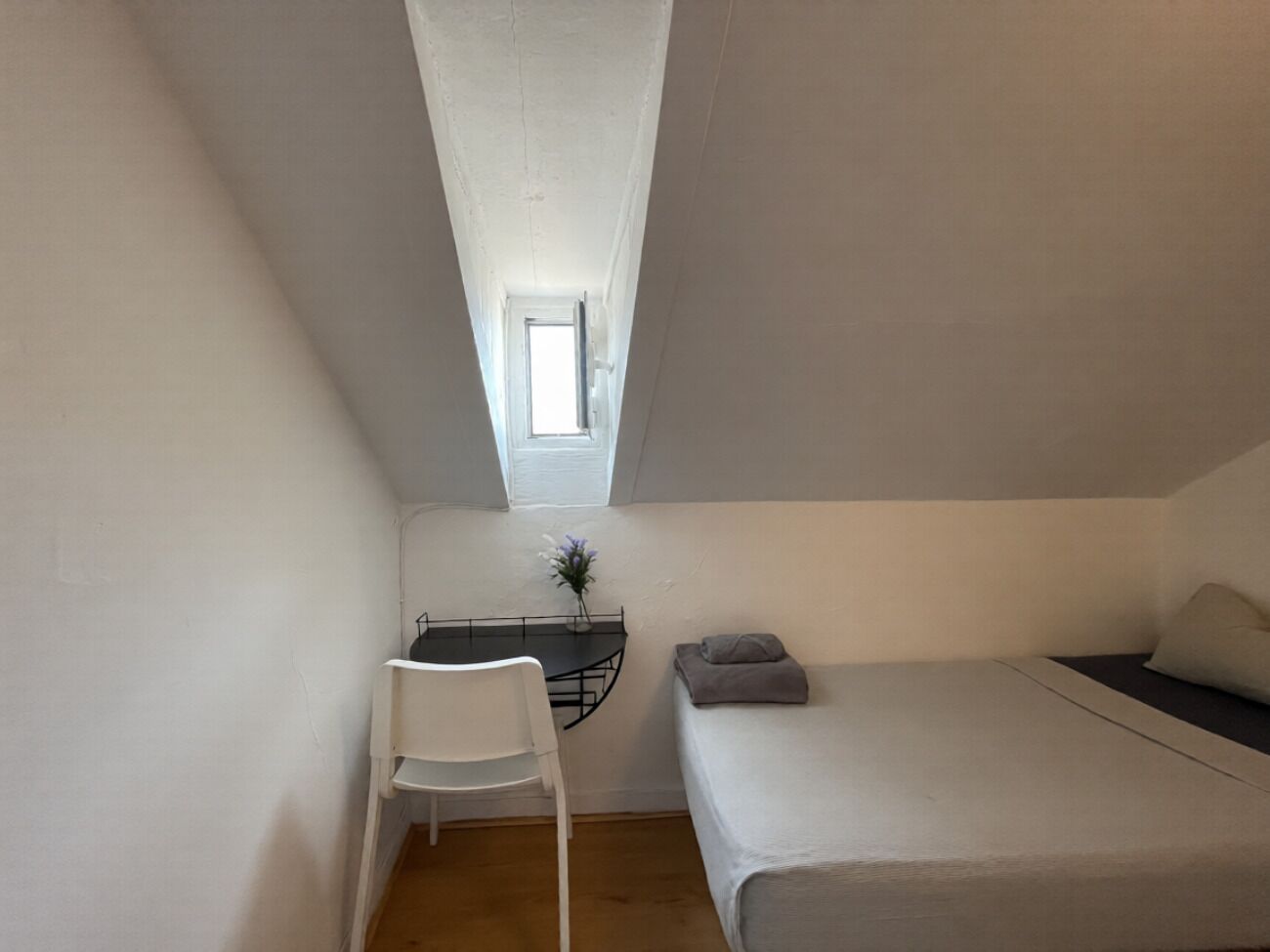 Basic Single Room | Desk
