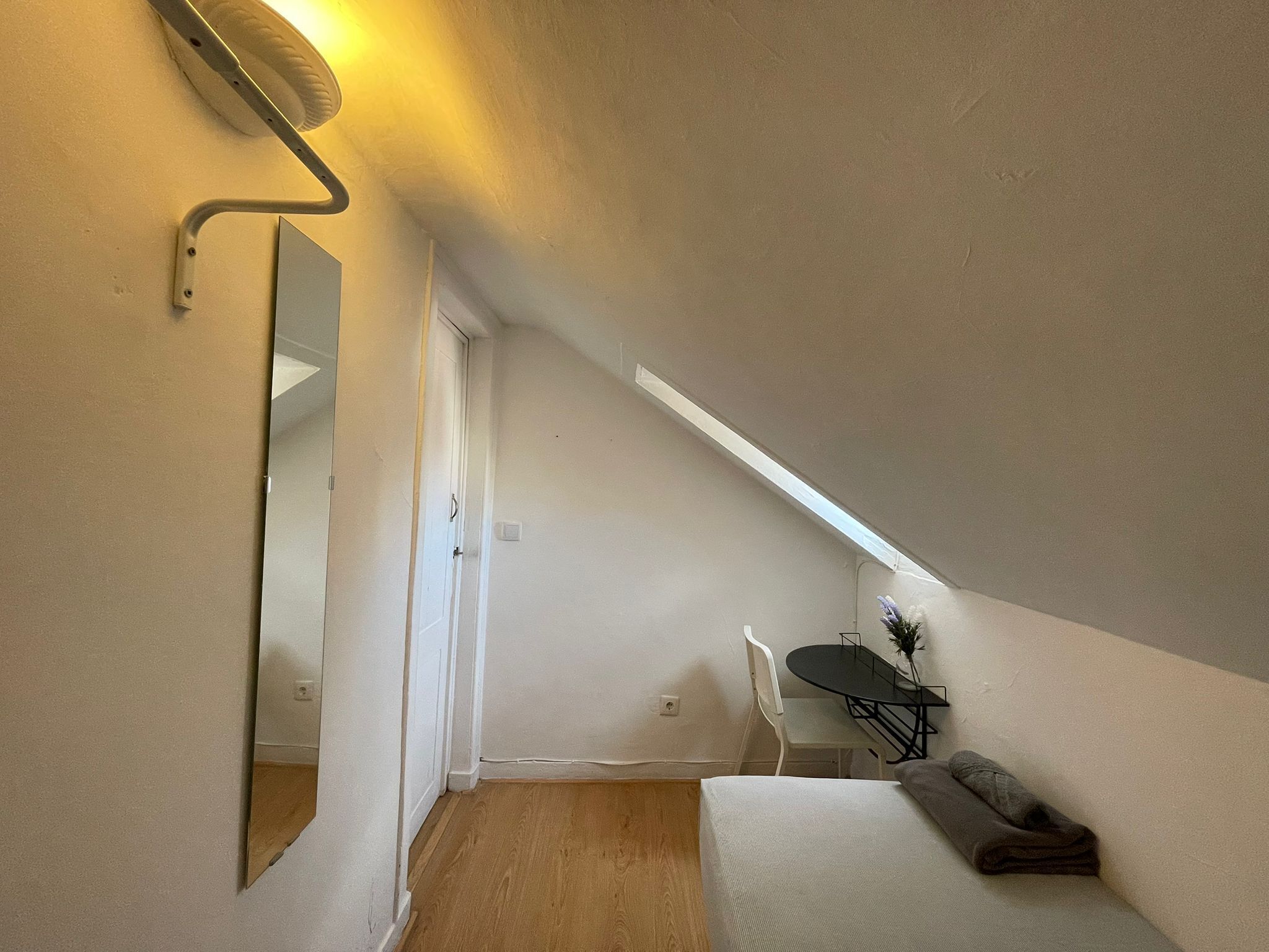 Basic Single Room | Interior