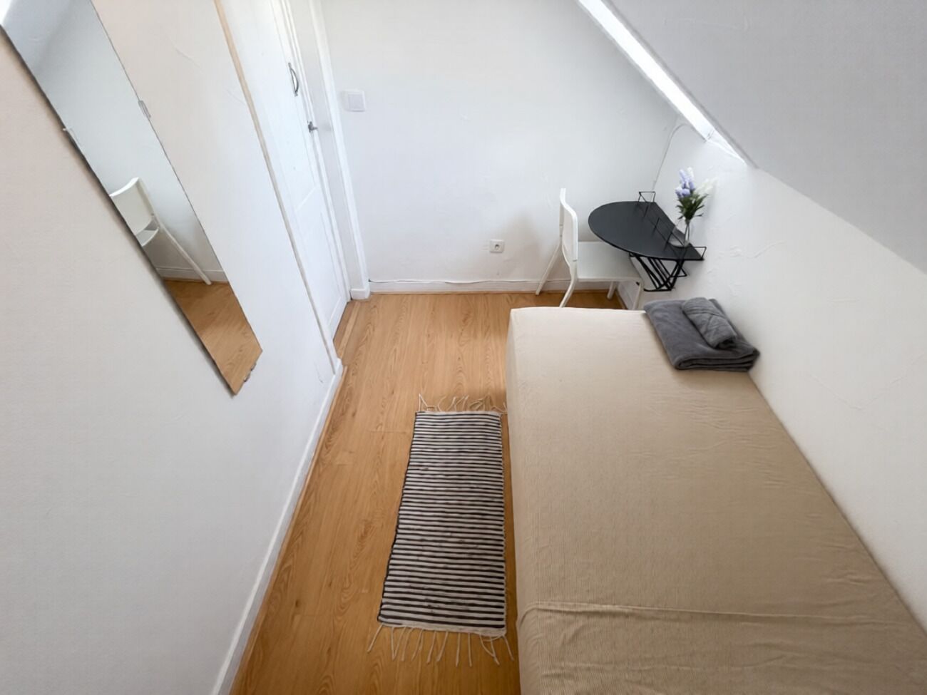 Basic Single Room | Desk