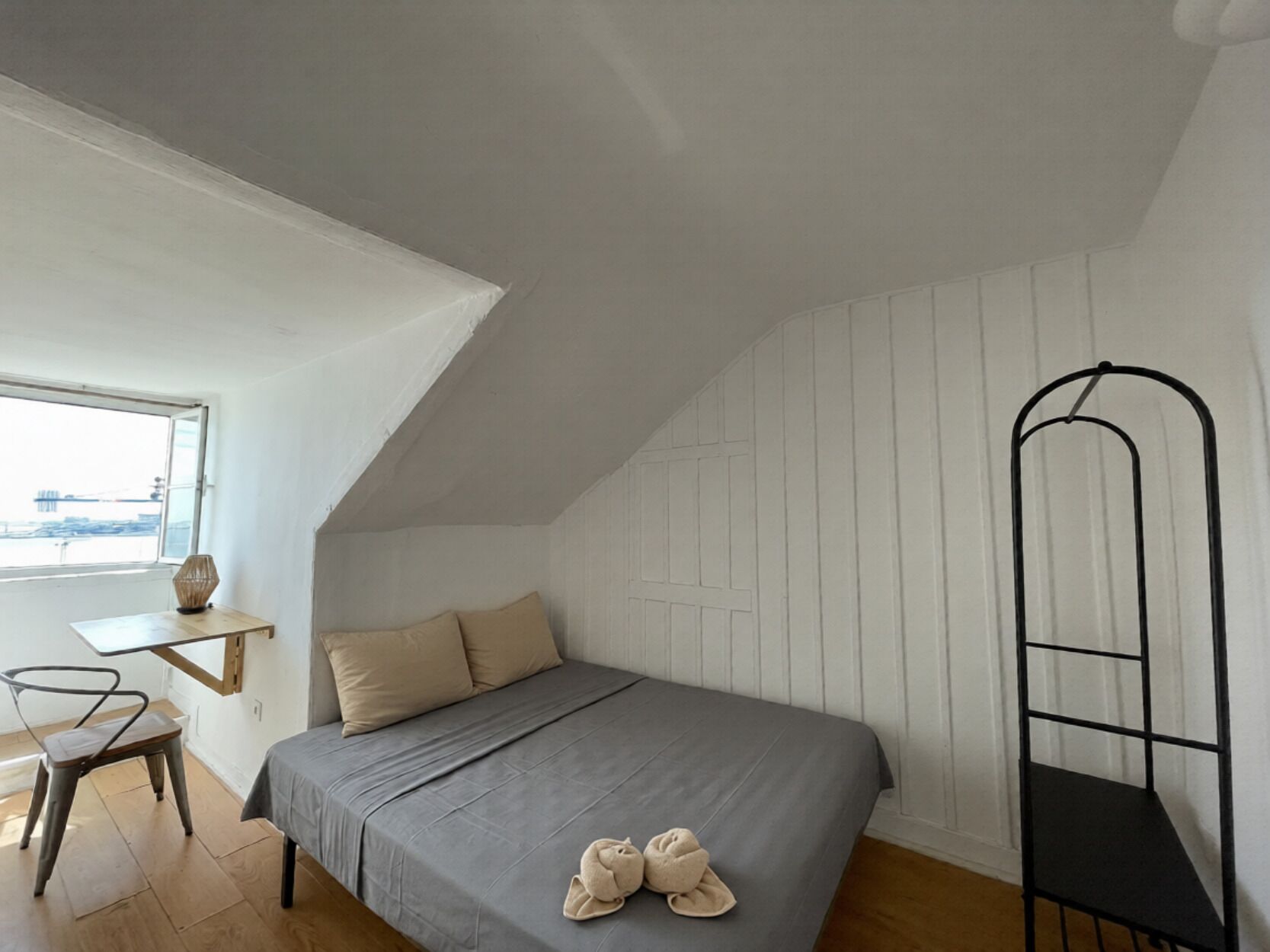 Basic Double Room, Ocean View | Desk