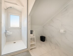 Shower, hair dryer, towels, soap - Santos (LISBOA)