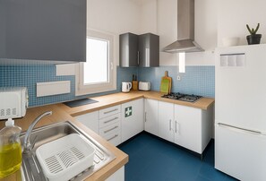 Fridge, microwave, stovetop, cookware/dishes/utensils - Santos (LISBOA)