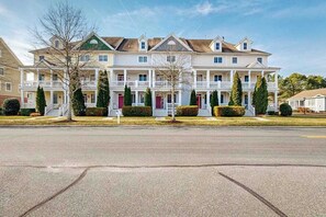 Exterior - Bayside Resort townhouse with private gas grill and golf on-site (Selbyville)