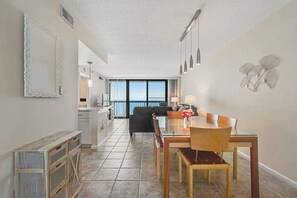 Ein modernes Interieur mit Essbereich, Küche und einem Balkon mit Blick.