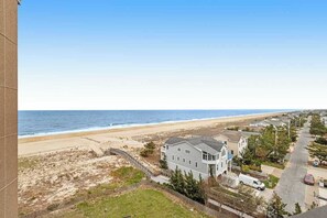 On the beach - Sea Colony Ocean 7th floor condo w/ tennis court, balcony, and elevator (Bethany Beach)