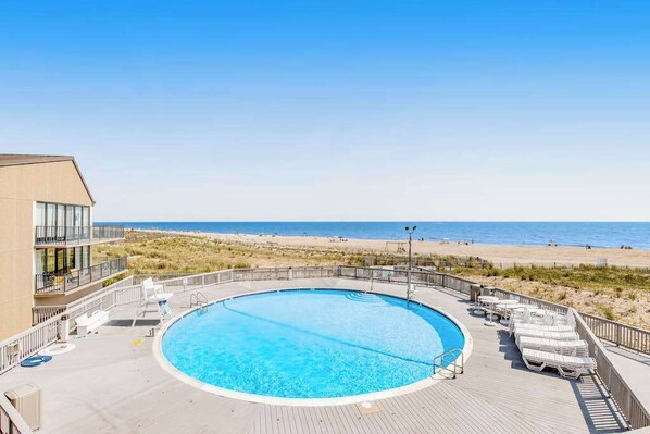 Una piscina con vista a la playa y al océano.