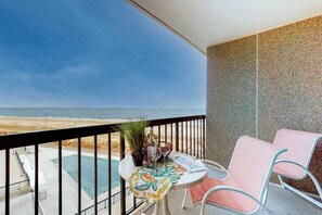 Outdoor dining - Sea Colony Ocean 5th floor condo w/ gym, elevator, and free WiFi (Bethany Beach)