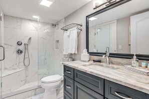 Shower, towels - Sea Colony Ocean 7th Floor Condo with Shared Sauna, Pool, and Gym (Bethany Beach)
