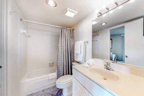 Shower, towels - Sea Colony Ocean 2nd floor condo w/ free WiFi, tennis court, and pool (Bethany Beach)