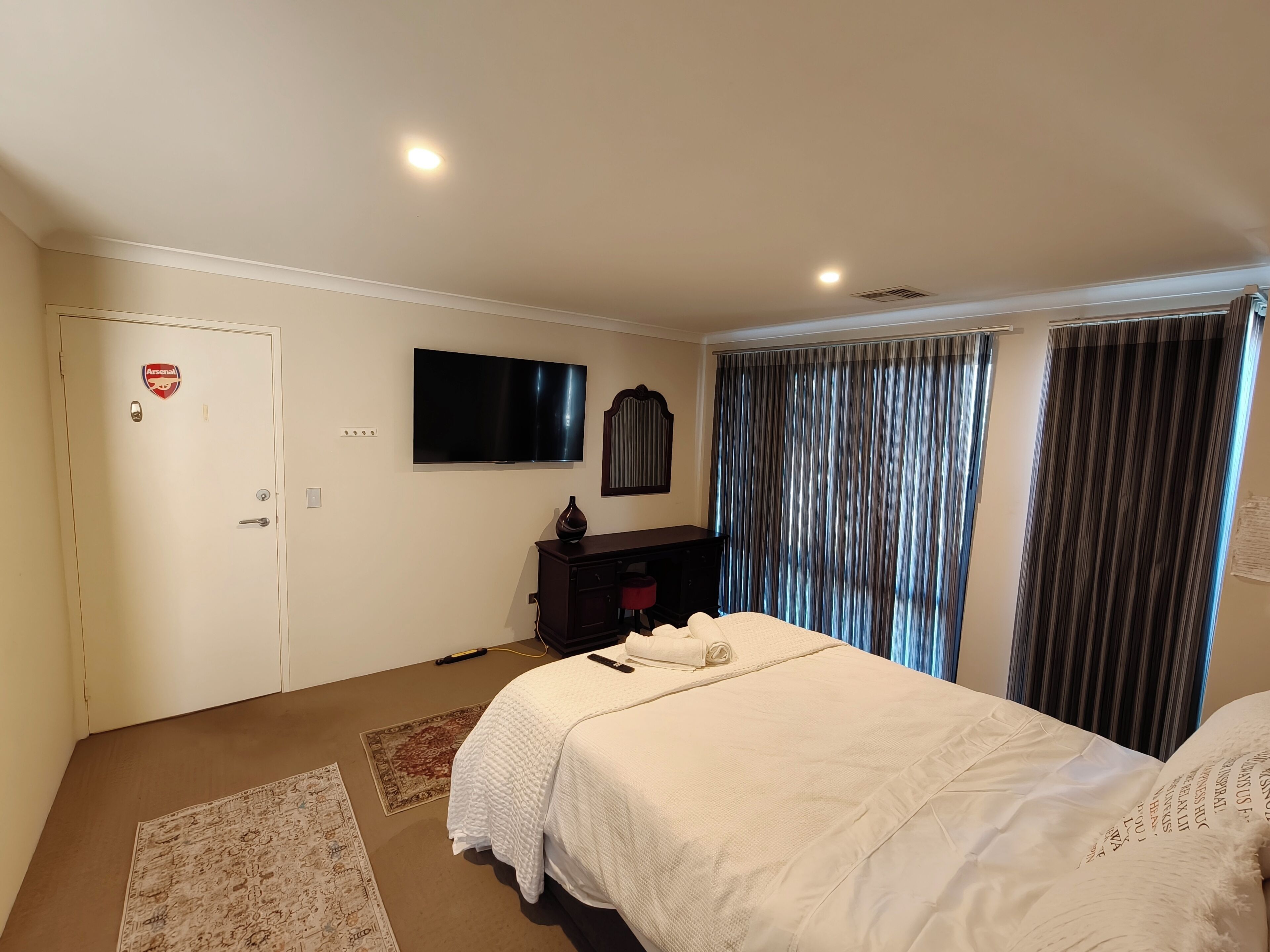 Iron/ironing board, WiFi, bed sheets