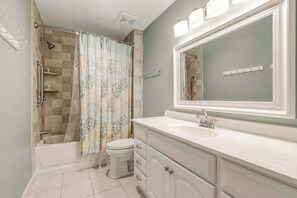 Shower, towels - Sea Colony Ocean 1st floor condo w/ pool, tennis court, and elevator (Bethany Beach)