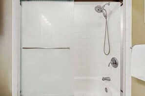Shower, hair dryer, towels - Sea Colony Tennis 1st floor condo w/ gym, basketball court, and shared sauna (Bethany Beach)