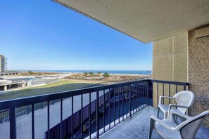 Property grounds - Sea Colony Ocean 2nd floor condo w/ elevator, tennis court, and basketball court (Bethany Beach)