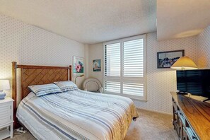3 bedrooms, iron/ironing board, WiFi, bed sheets - Sea Colony Ocean 2nd floor condo w/ pool, basketball court, and free WiFi (Bethany Beach)