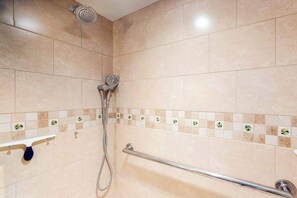 Shower, towels - Sea Colony Ocean 3rd floor condo w/ tennis court, balcony, and basketball court (Bethany Beach)