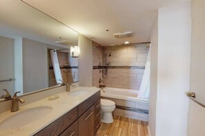 Shower, hair dryer, towels - Sea Colony Ocean 5th floor condo w/ balcony, shared sauna, and pool (Bethany Beach)