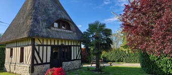 Gîte La Petite Chaumière near Honfleur, sleeps 2–5, with pool