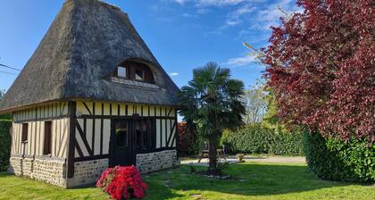 Gîte La Petite Chaumière near Honfleur, sleeps 2–5, with pool