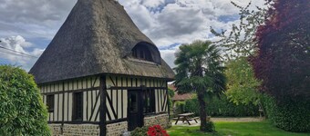 Gîte La Petite Chaumière near Honfleur, 2–5 guests with pool