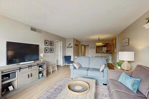 TV, DVD player - Sea Colony 2nd-floor condo with tennis court, sauna & pools - steps to beach (Bethany Beach)
