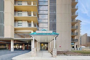 Exterior - Sea Colony 2nd-floor condo with tennis court, sauna & pools - steps to beach (Bethany Beach)