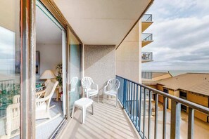 Terrace/patio - Sea Colony 4th floor condo - shared pool, basketball court, partial ocean view (Bethany Beach)
