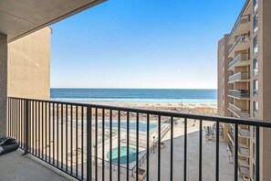 Property grounds - Sea Colony Ocean 5th floor condo w/ basketball court, tennis court, & free WiFi (Bethany Beach)