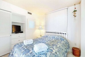 Iron/ironing board, WiFi, bed sheets - Sea Colony Ocean 8th floor condo w/ gym, tennis court, and balcony (Bethany Beach)