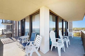 Terrace/patio - Sea Colony oceanfront condo with pool, hot tub, sauna, basketball, elevator (Bethany Beach)