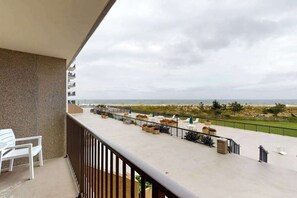 Terrace/patio - Sea Colony 2nd floor condo w/ free WiFi, shared tennis court & sauna- ocean view (Bethany Beach)