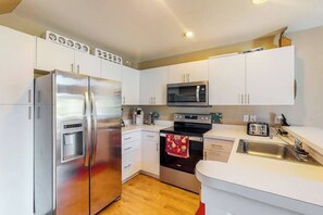 Fridge, microwave, oven, stovetop - Sea Colony Tennis 2nd-floor condo with basketball court, pool, & tennis court (Bethany Beach)