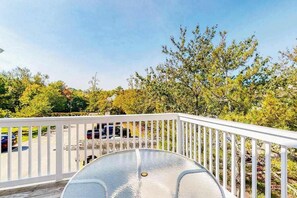 Outdoor spa tub - Sea Colony Tennis 2nd-floor condo with basketball court, pool, & tennis court (Bethany Beach)
